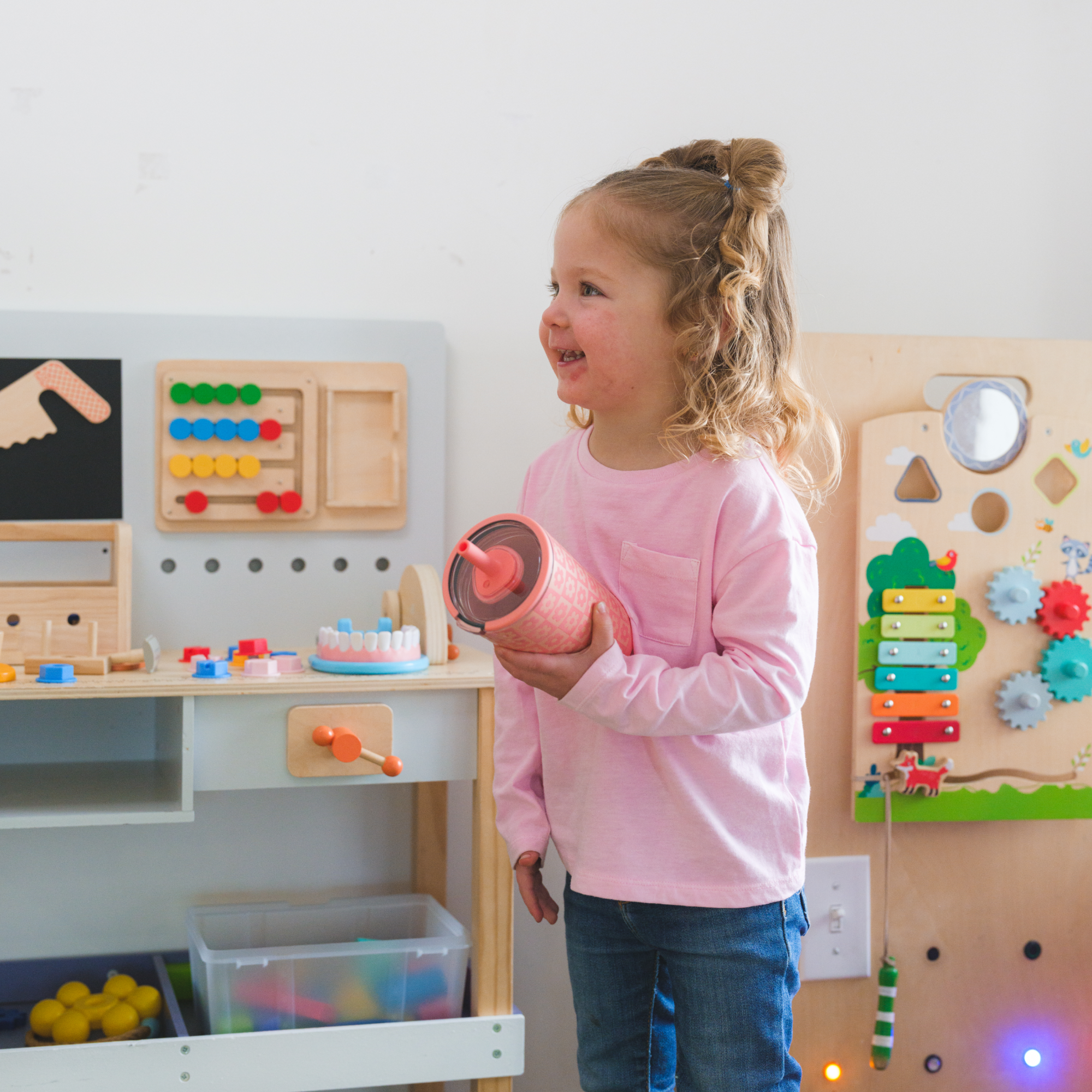 Kid Holding Daisy Checkers Everyday Tumbler 14oz
